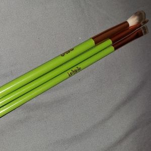 A Lamar brushes
